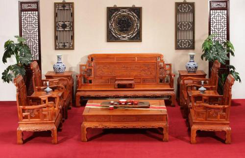 红木沙发摆放在客厅什么方位_红木十件套沙发如何摆放风水_红木沙发摆件搭配