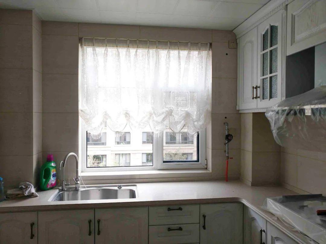 家居厨房窗帘的颜色风水讲究是什么？厨房用什么颜色窗帘最好